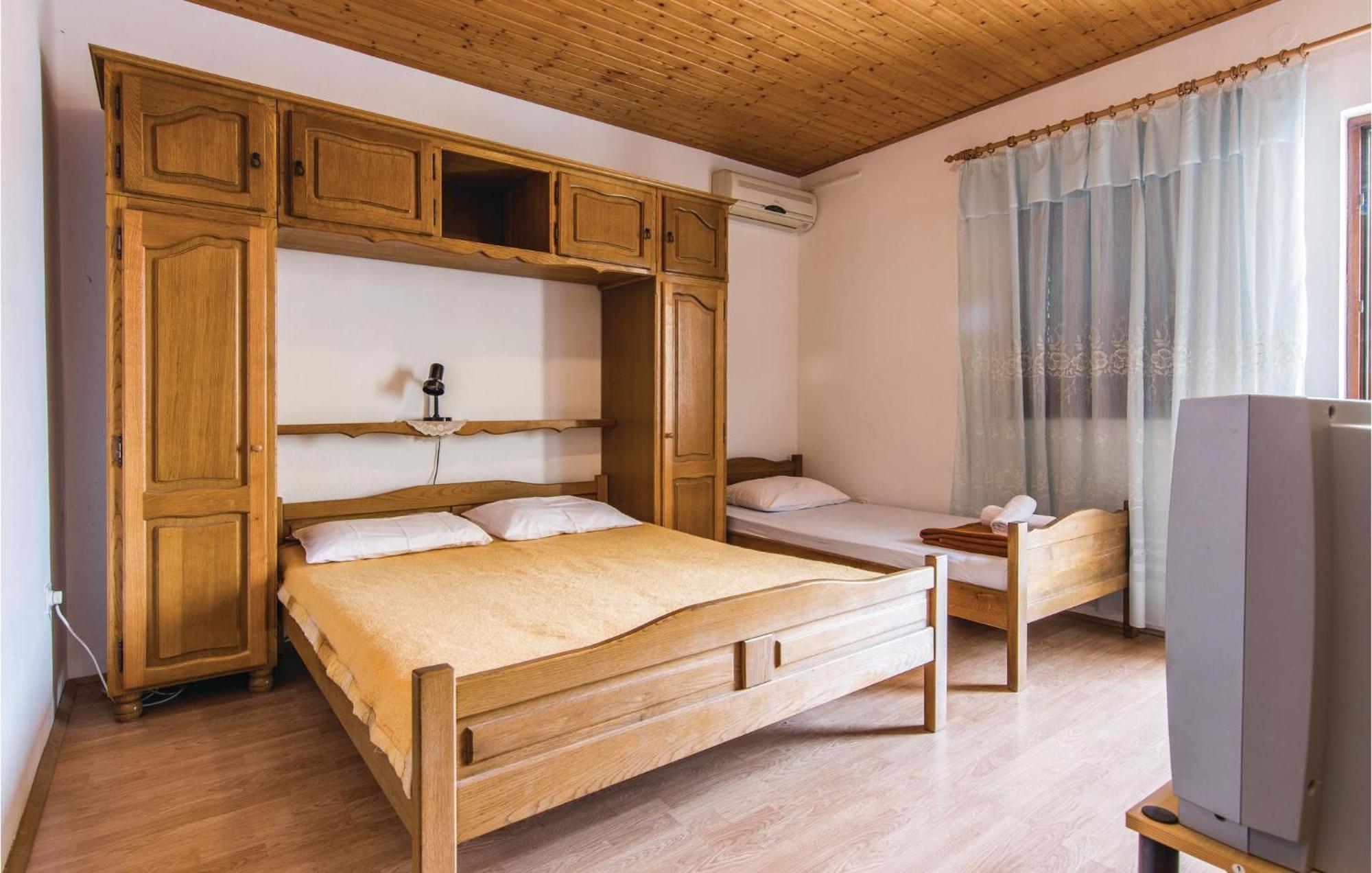 4 Bedroom Awesome Apartment In Starigrad Exterior photo
